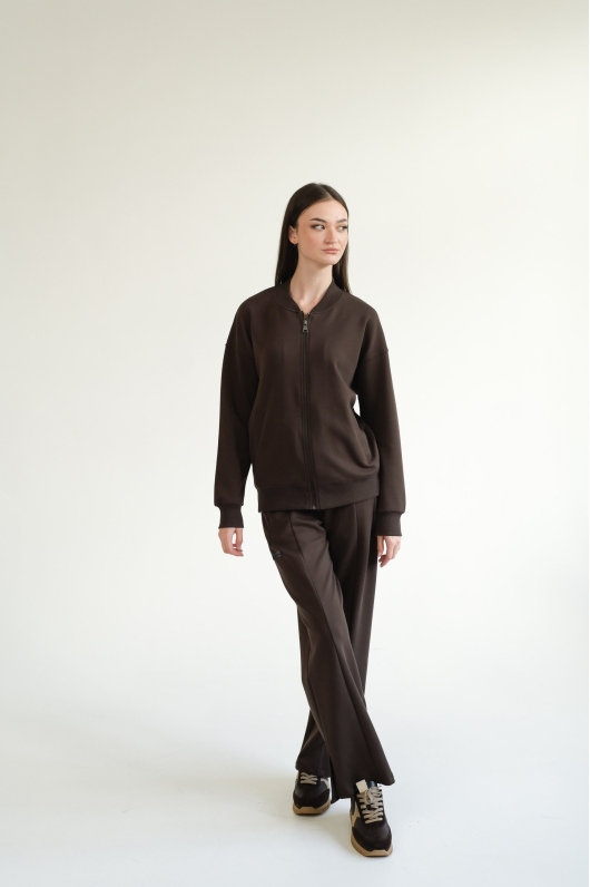 Костюм брючный спортивного плана в шоколадном оттенке